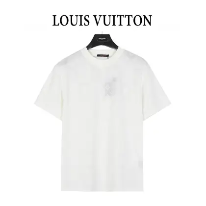 (支持放店) Louis Vuitton/路易威登 25ss 暗纹老花Logo大棋盘格提花短袖T恤 全幅Damier棋盘格提花260g,32s双纱1*1螺纹,面料螺纹同缸定染. 进口提花机织造而成的提花面料,利用各种提花构造,使纱线呈现出格纹图案, 面料具有独特的纹理和视觉效果,透气性和散热排汗性极佳. 胸前简约字母图案点缀,字母尺寸间距效果一致. 采用亚麻材质绣线结合加密处理,绣体具有微妙的哑光视觉质感; 效果立体饱满,线迹清晰流畅,立体质感效果.全件定位对花缝纫, 保证每一片裁片的图案或纹理都能够与其他裁片完美匹配,通过对花剪裁, 成衣棋盘格呈现整齐排序.直筒圆领版型,标准垂身版型,搭配齐肩设计, 基础纯色经典百搭,内搭外穿完美驾驭. 颜色:黑色 白色